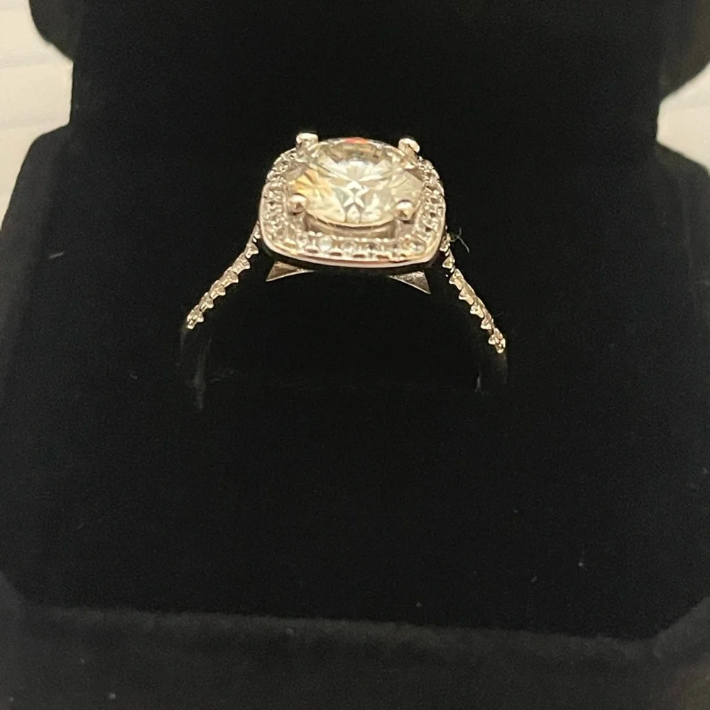 Brand new 2 carat Moissanite Sterling silver ring Size 7 - Picture 4 of 7